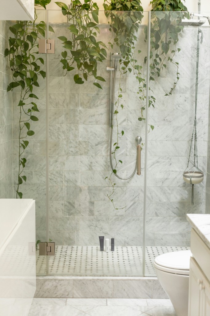 What Is a Shower Enclosure in Orlando, FL?